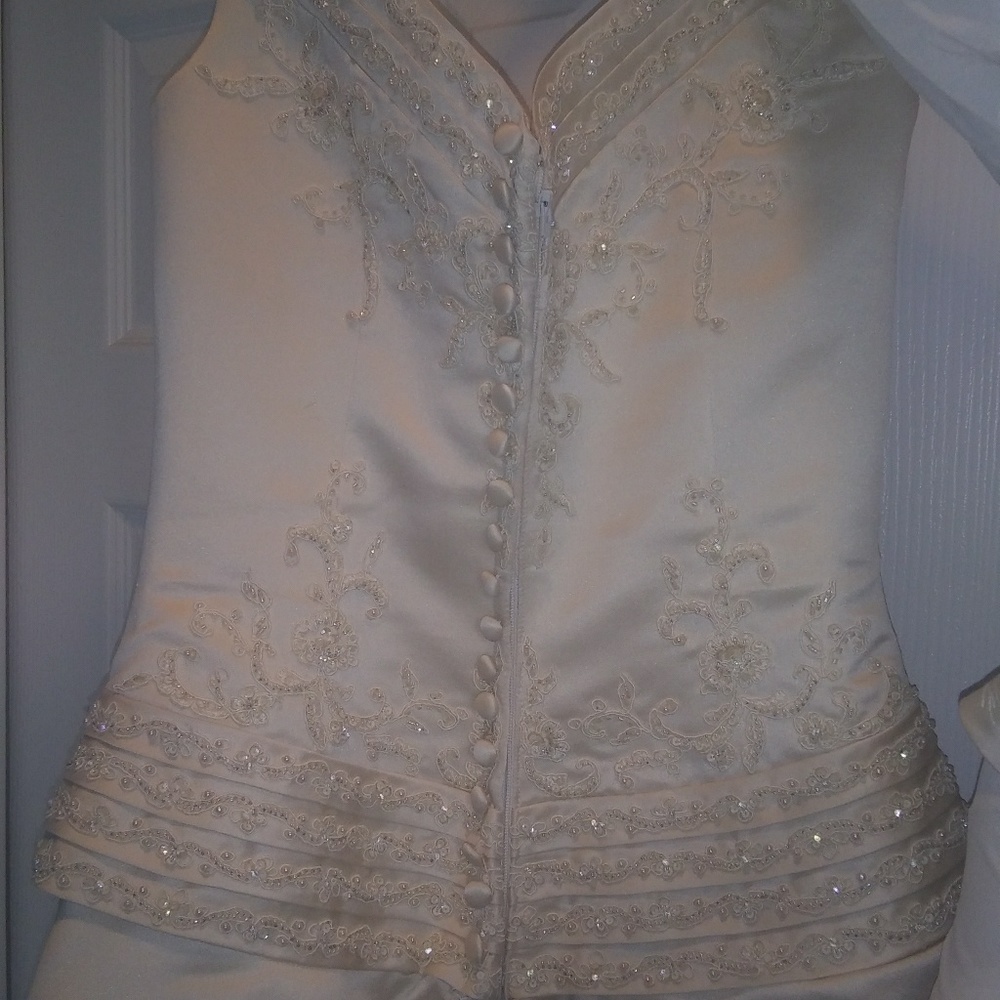WEDDING DRESSES - Picture 5 of 8